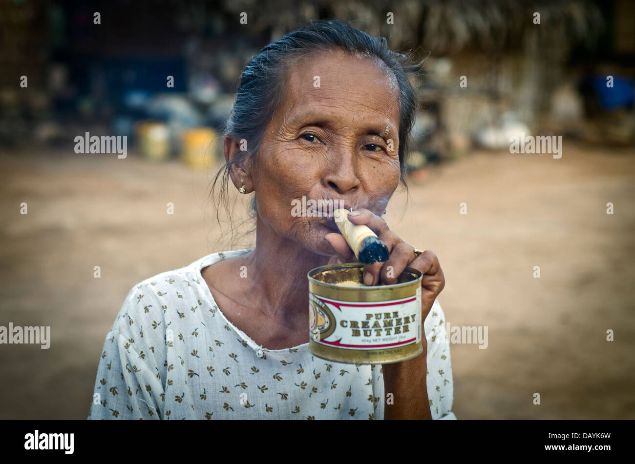 Vecchia donna fumatori cheroot(sigaro),Bagan,Birmania Foto Stock