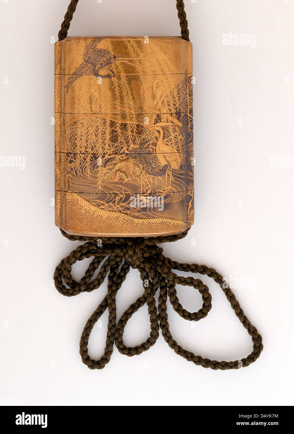 Inro e Netsuke, manufatti del Los Angeles County Museum of Art, rappresentano l'artigianato giapponese e le tradizioni di adornamento. Questi pezzi riflettono i simboli culturali e il design intricato utilizzando materiali come il bronzo e il legno. Il museo espone diverse collezioni d'arte, tra cui gioielli, sculture e tessuti provenienti da regioni come Egitto, Giappone e America Latina. Foto Stock