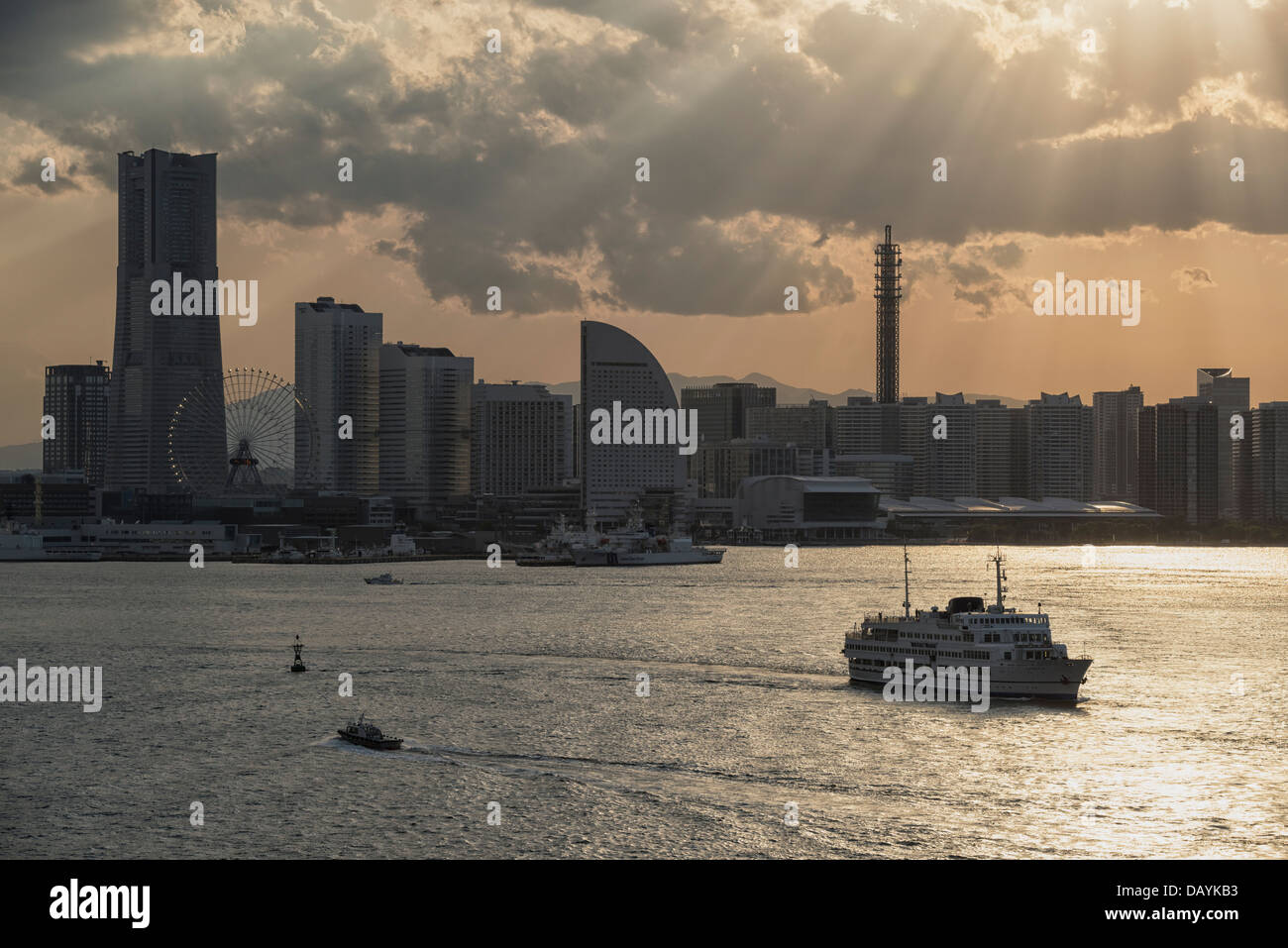 Minato Mirai 21 skyline al tramonto dal Porto di Yokohama, Giappone Foto Stock