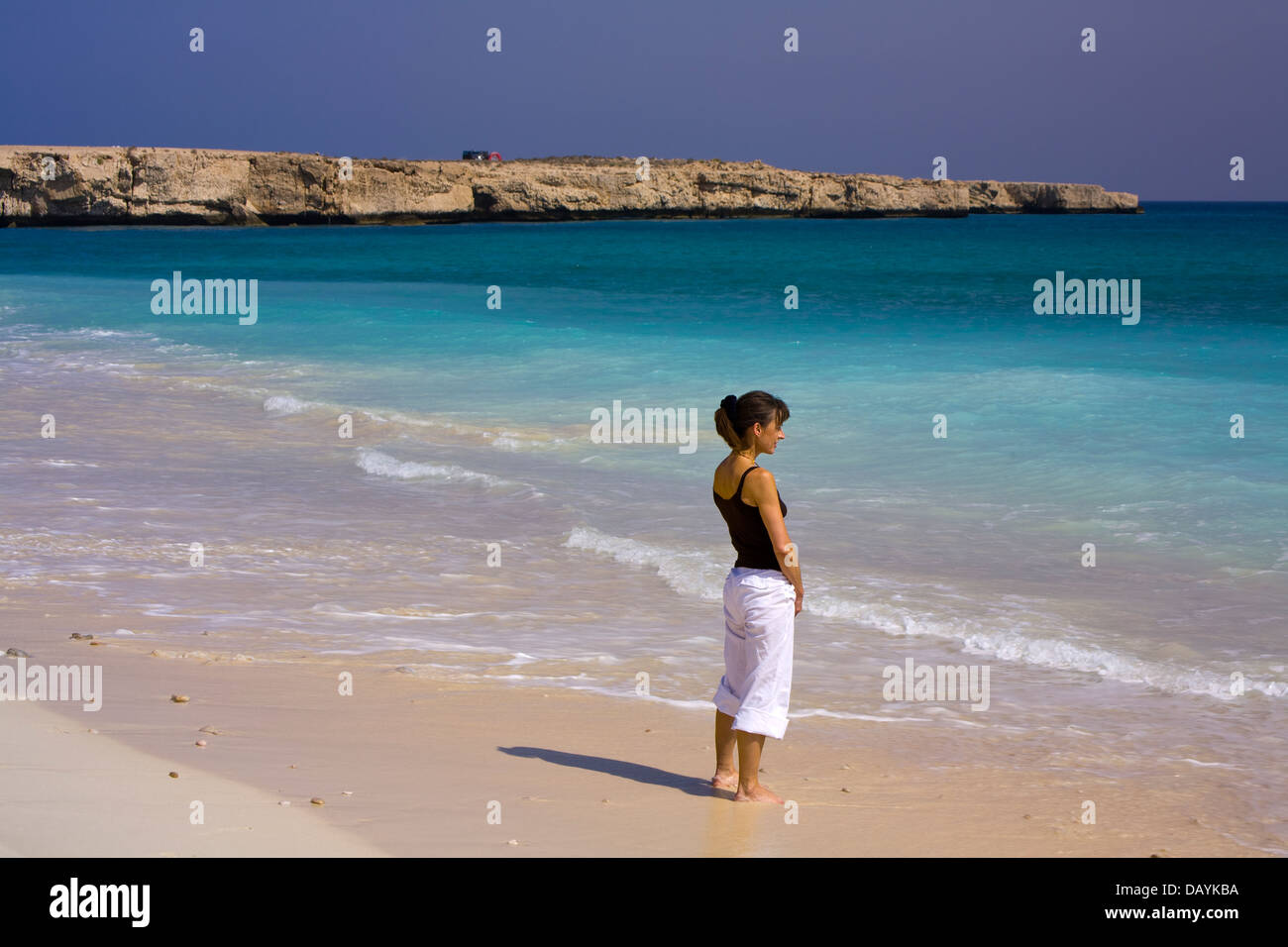 Alette idilliaca spiaggia è situato appena al di fuori della nuova strada Qurayat-Sur (una strada a doppia carreggiata) nei pressi del villaggio di Tiwi, Oman Foto Stock
