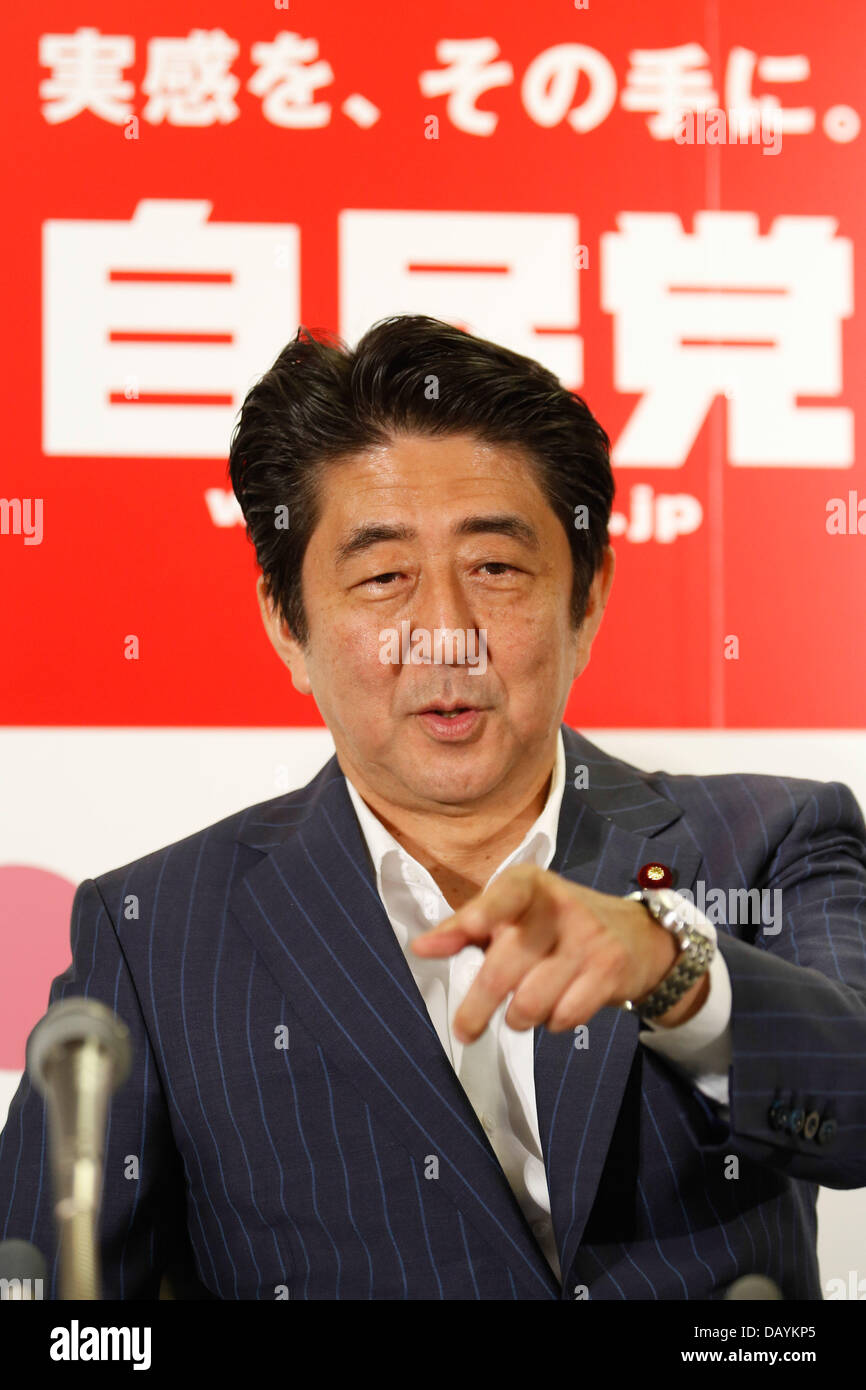 Tokyo, Giappone. 21 Luglio, 2013. Shinzo Abe, Giappone il primo ministro e presidente della sentenza Partito Liberale Democratico, reagisce a un TV show news reporting ritorno anticipato di domenica la casa superiore elezione alla sede LDP a Tokyo il 21 luglio 2013. Una vittoria decisiva di Abe la coalizione di blocco che darebbe un totale controllo di entrambe le case del parlamento, impostazione della fase di Giappone del primo governo stabile dal 2006. Credito: AFLO/Alamy Live News Foto Stock