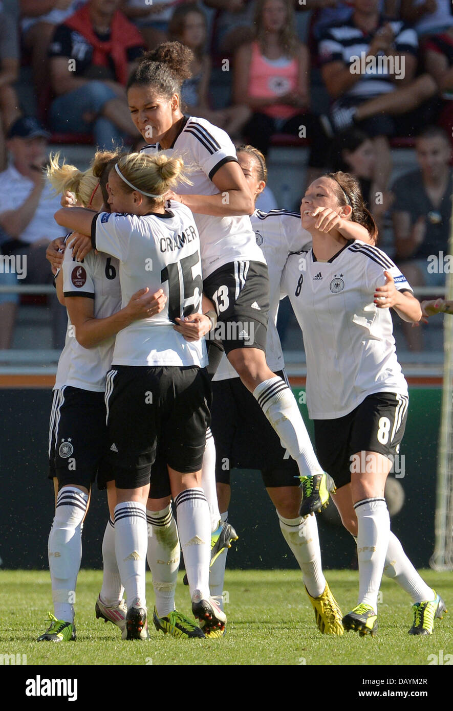 Simone Laudehr (l) celebra il suo obiettivo con Celia Okoyino da Mbabi e Jennifer Cramer della Germania durante il femminile UEFA EURO 2013 quarto di finale di partita di calcio tra Germania e Italia a Växjö Arena di Vaxjo, Svezia, 21 luglio 2013. Foto: Carmen Jaspersen/dpa +++(c) dpa - Bildfunk+++ Foto Stock