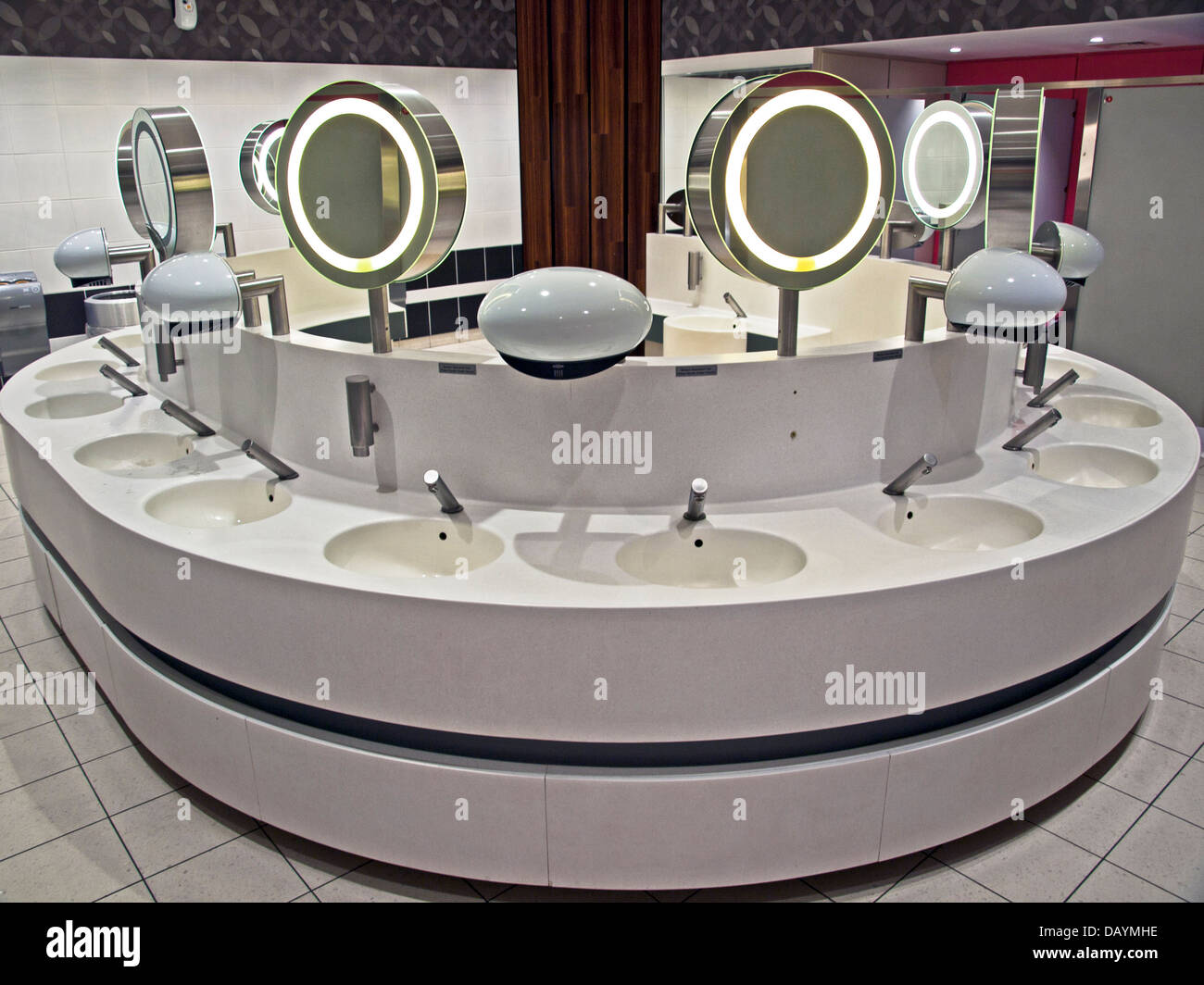 Onorevoli bagni presso il centro commerciale di Brent Cross, London Borough of Barnet, a nord di Londra, England, Regno Unito Foto Stock