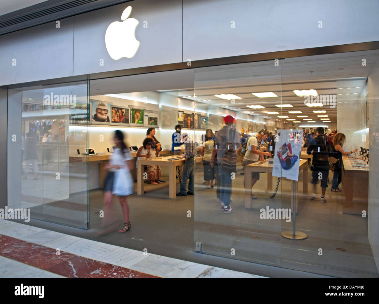 Apple Store presso il centro commerciale di Brent Cross, London Borough of Barnet, a nord di Londra, England, Regno Unito Foto Stock
