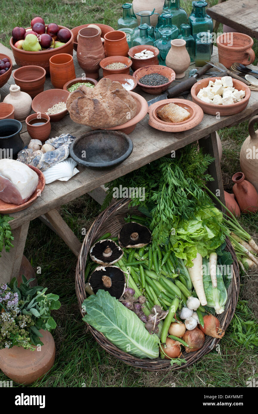 Tabella di cibo e vino in un accampamento romano a un re storico emanazione display. Foto Stock