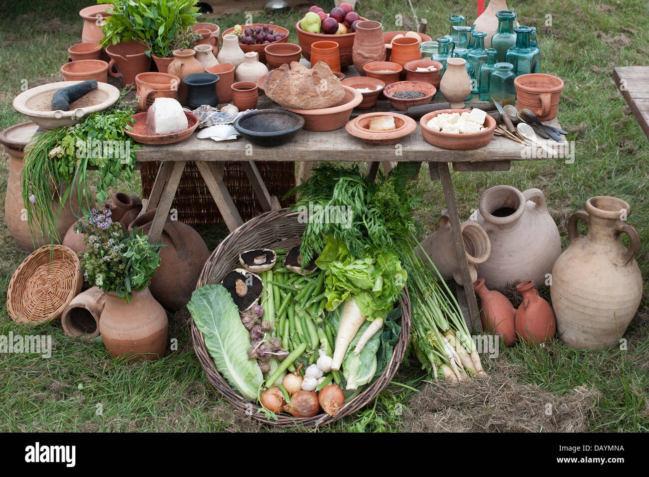 Tabella di cibo e vino in un accampamento romano a un re storico emanazione display. Foto Stock