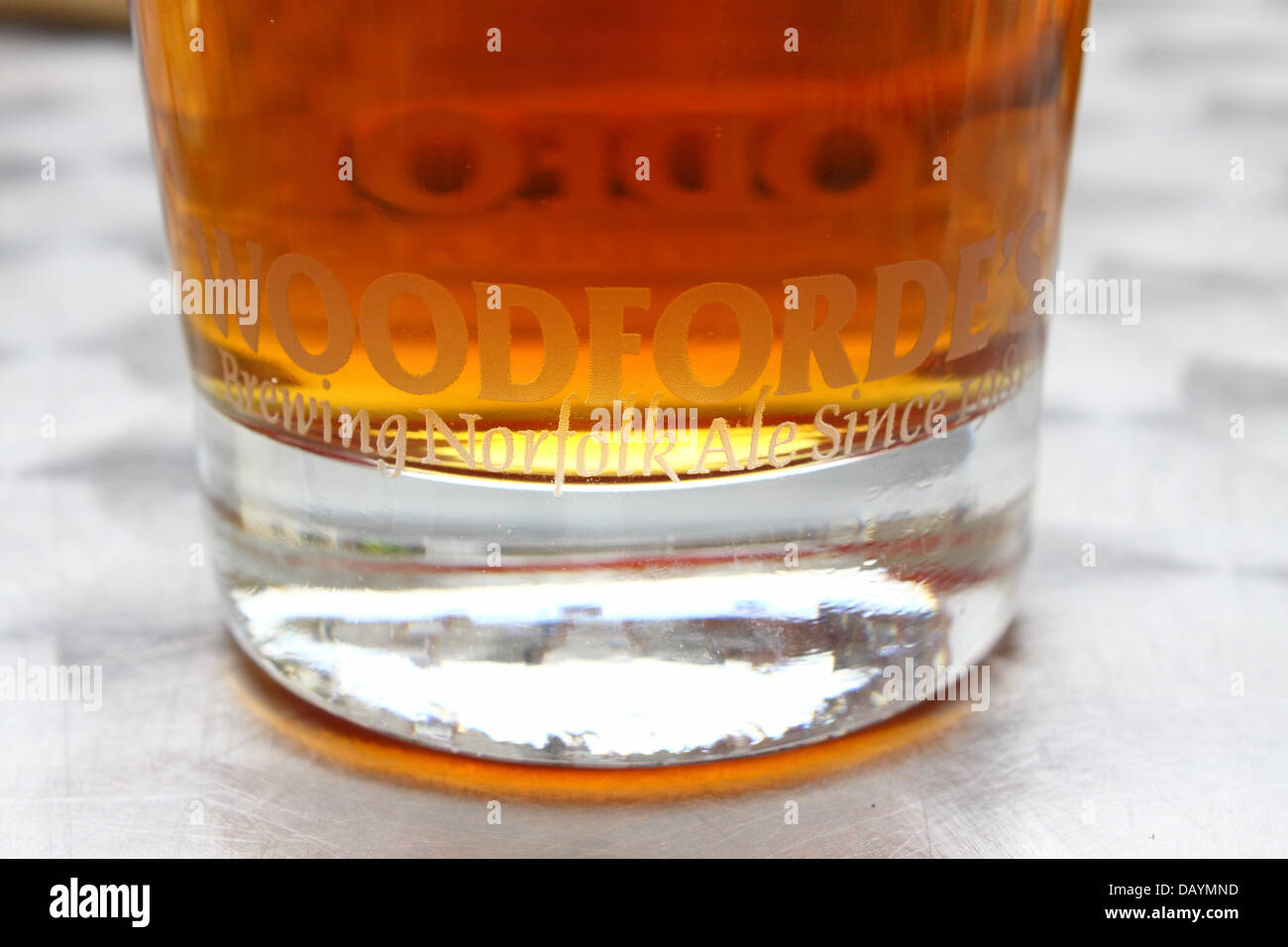 La pinta di Woodforde's ale, prodotte localmente in Norfolk, East Anglia, Inghilterra Foto Stock