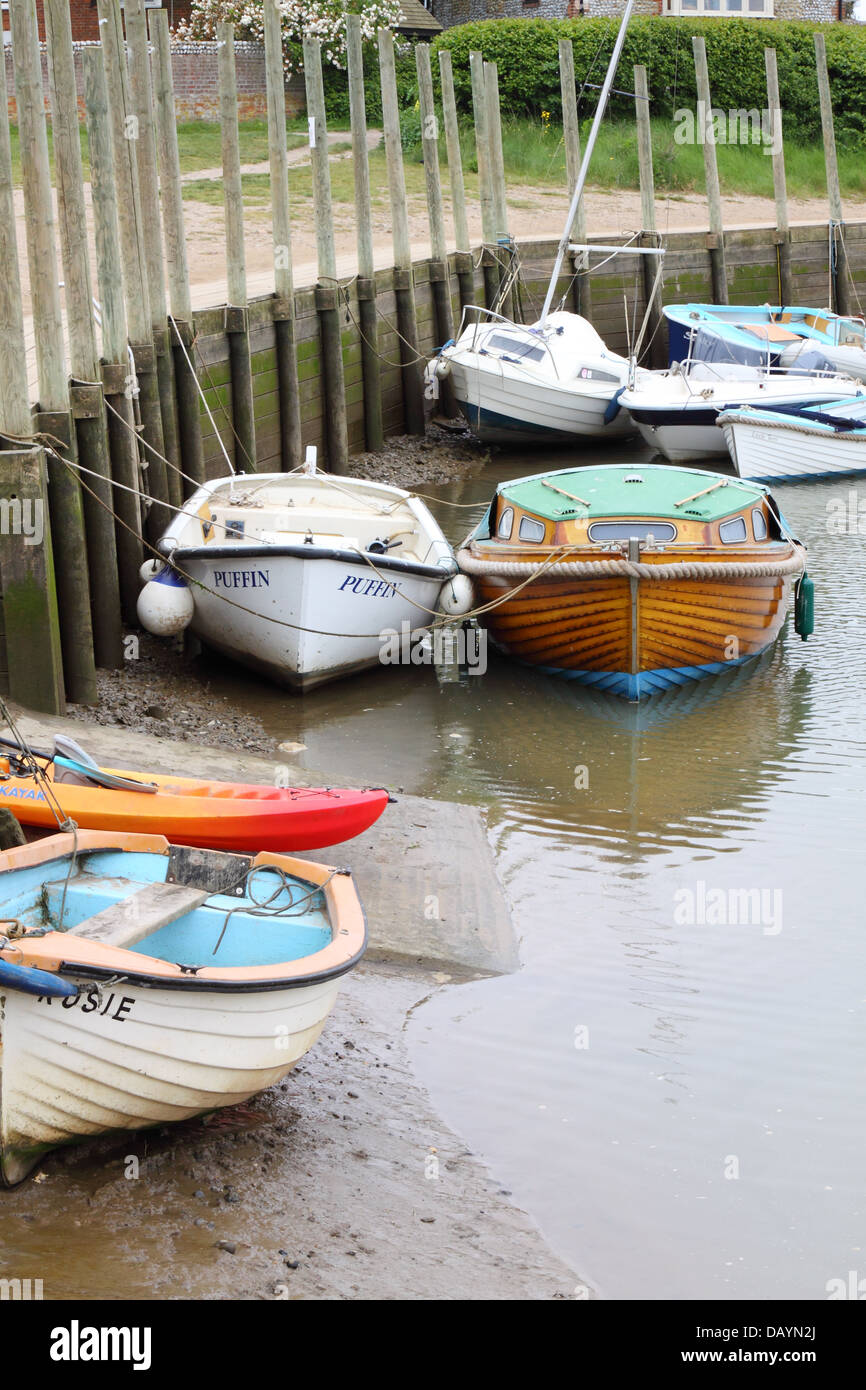 Piccole imbarcazioni ormeggiate a Blakeney Quay, Norfolk Foto Stock