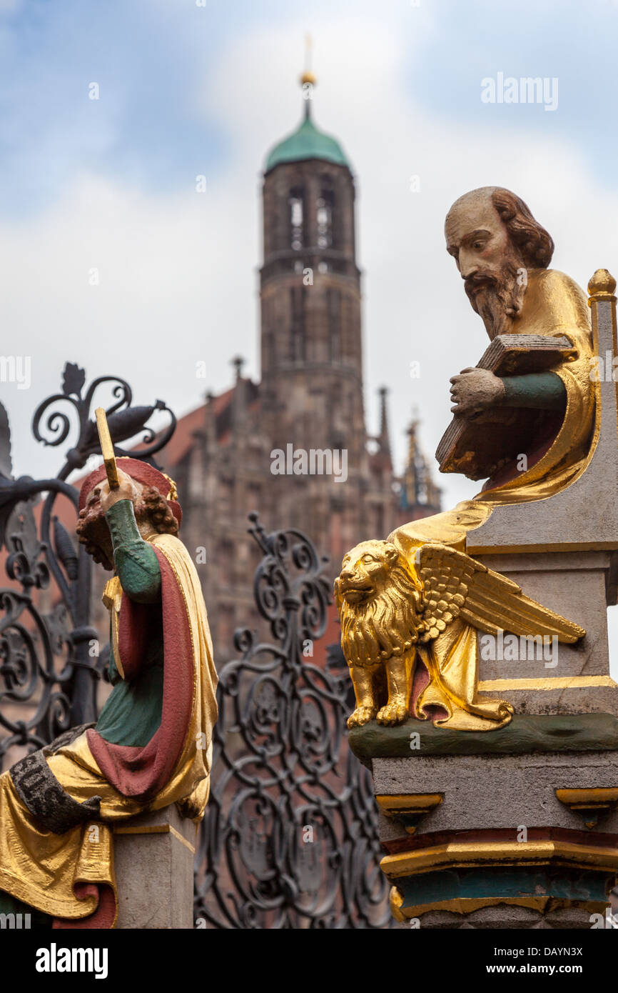 Statuetta sulla fontana in Hauptmarkt, Norimberga, Germania, Europa. Foto Stock