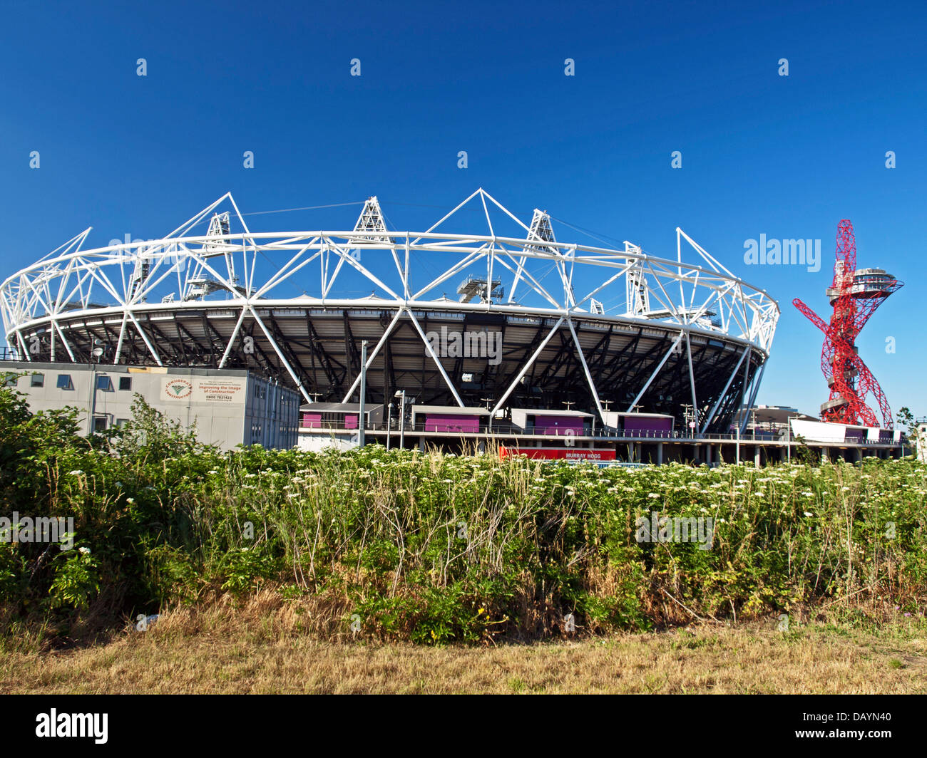 Vista della Olympic Stadium, stadio di host per l'estate 2012 Olimpiadi e Paraolimpiadi invernali e la ArcelorMittal Orbit Foto Stock