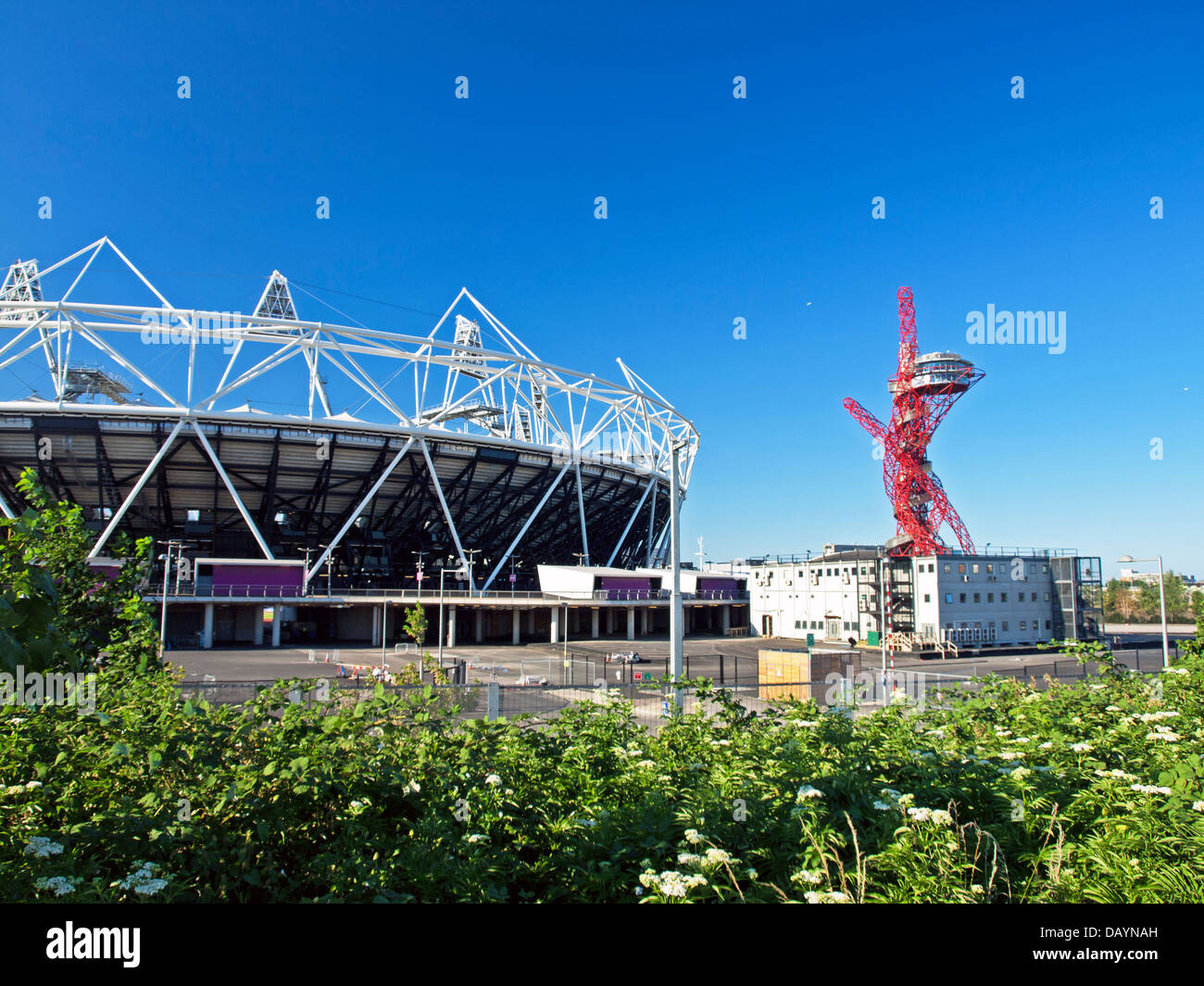 Vista della Olympic Stadium, stadio di host per l'estate 2012 Olimpiadi e Paraolimpiadi invernali e la ArcelorMittal Orbit Foto Stock