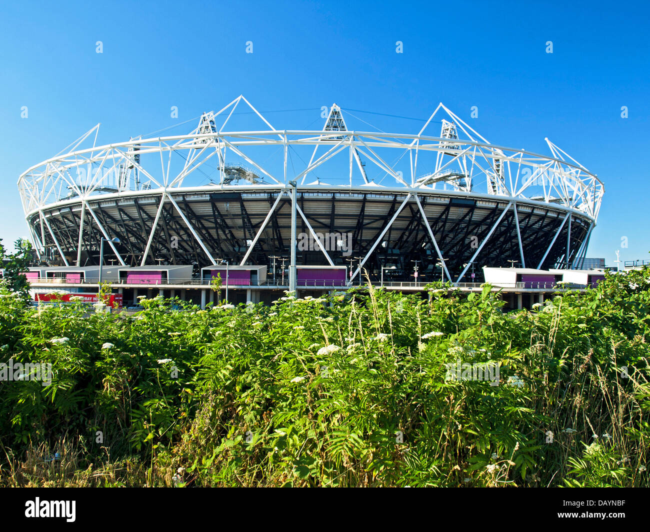 Vista della Olympic Stadium, stadio di host per il 2012 Olimpiadi di estate e Paralimpiadi, situato nel Parco Olimpico, Stratford Foto Stock