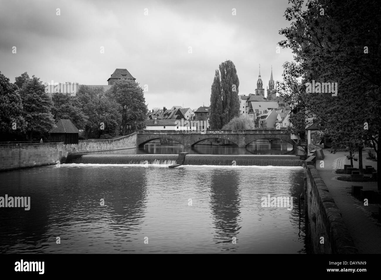 Fiume Pergnitz, Norimberga, Germania, Europa. Immagine in bianco e nero del Maxbridge tratto di fiume. Foto Stock