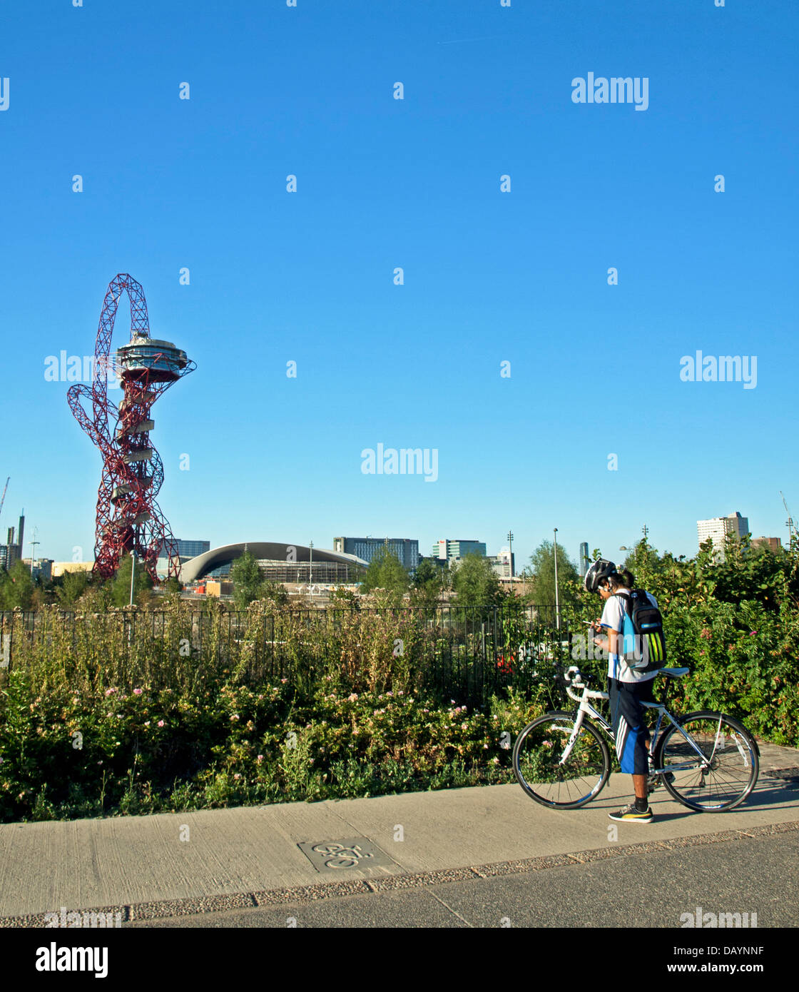 Vista della ArcelorMittal orbita nel Parco Olimpico, Stratford, East London, England, Regno Unito Foto Stock