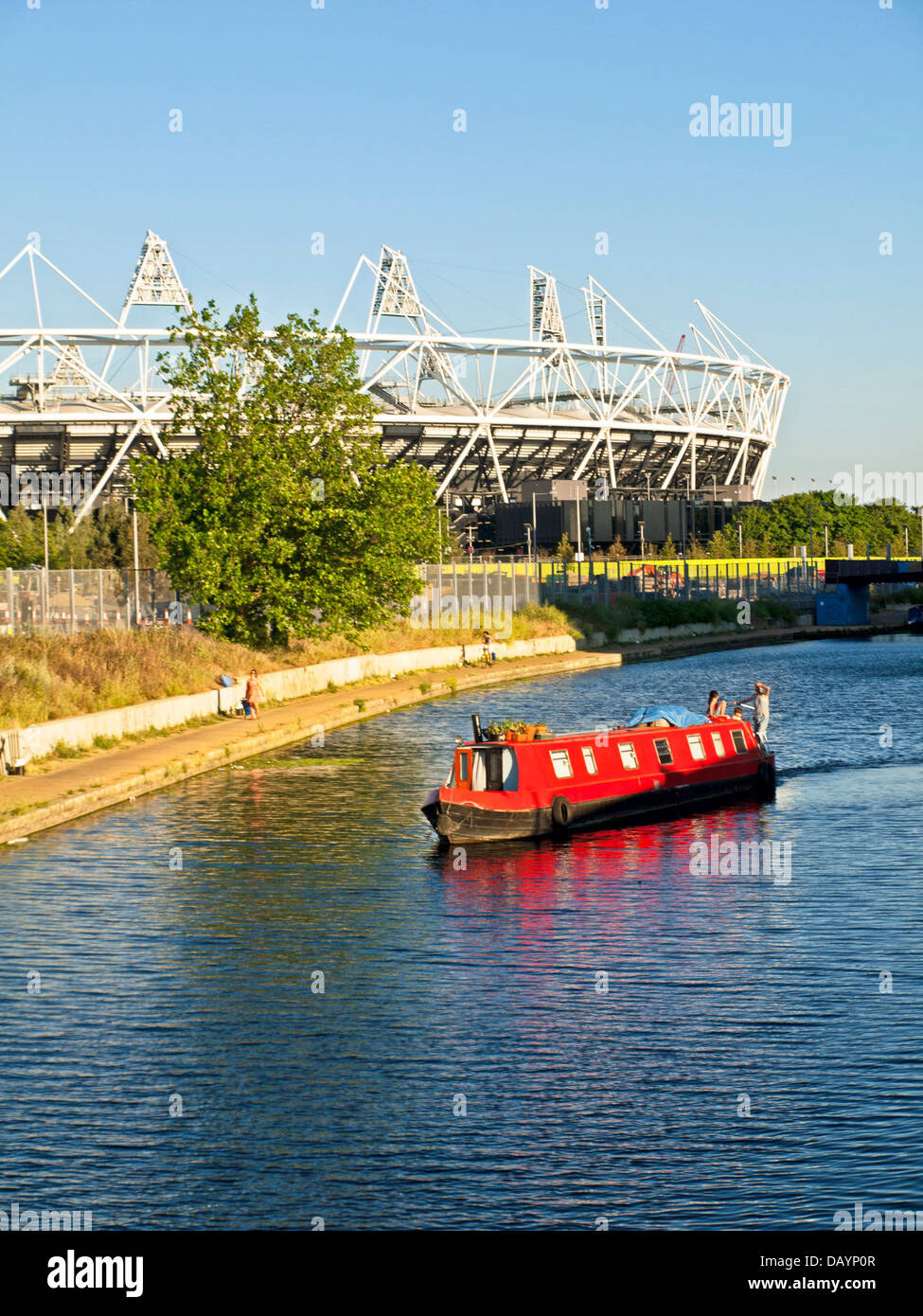Vista di Stratford Stadio Olimpico attraverso il fiume Lea (Lee) Navigazione a Hackney Wick Foto Stock