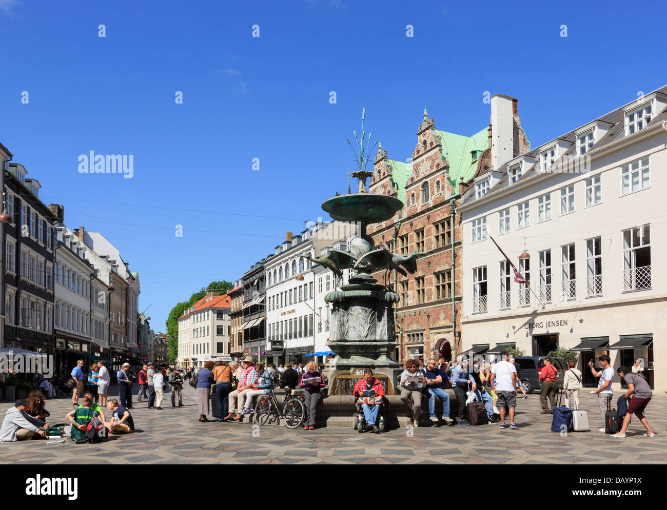 Vecchia Piazza Amagertorv e Stork Fontana (Storkespringvandet) occupato con le persone. Amager Torv Strøget Copenaghen Zelanda Danimarca Foto Stock