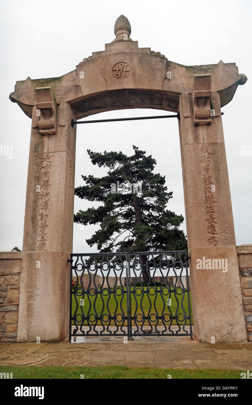 Ingresso principale arco alla CWGC Noyelles-sur-Mer cimitero Cinese, Somme Picardia, Francia. Foto Stock