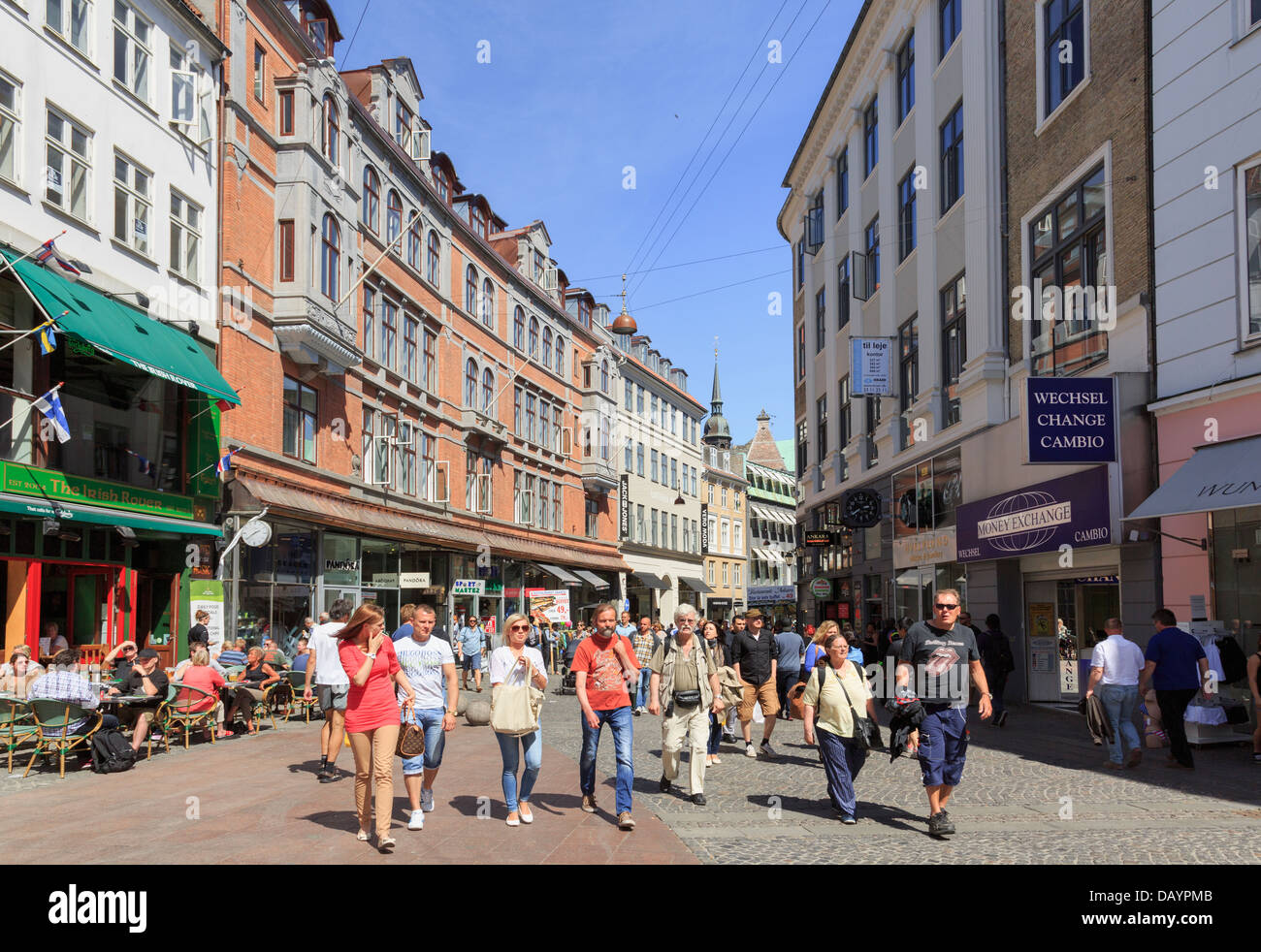 Strada pedonale dello shopping nel centro città frequentata da persone, Strøget, Copenhagen, Danimarca Foto Stock