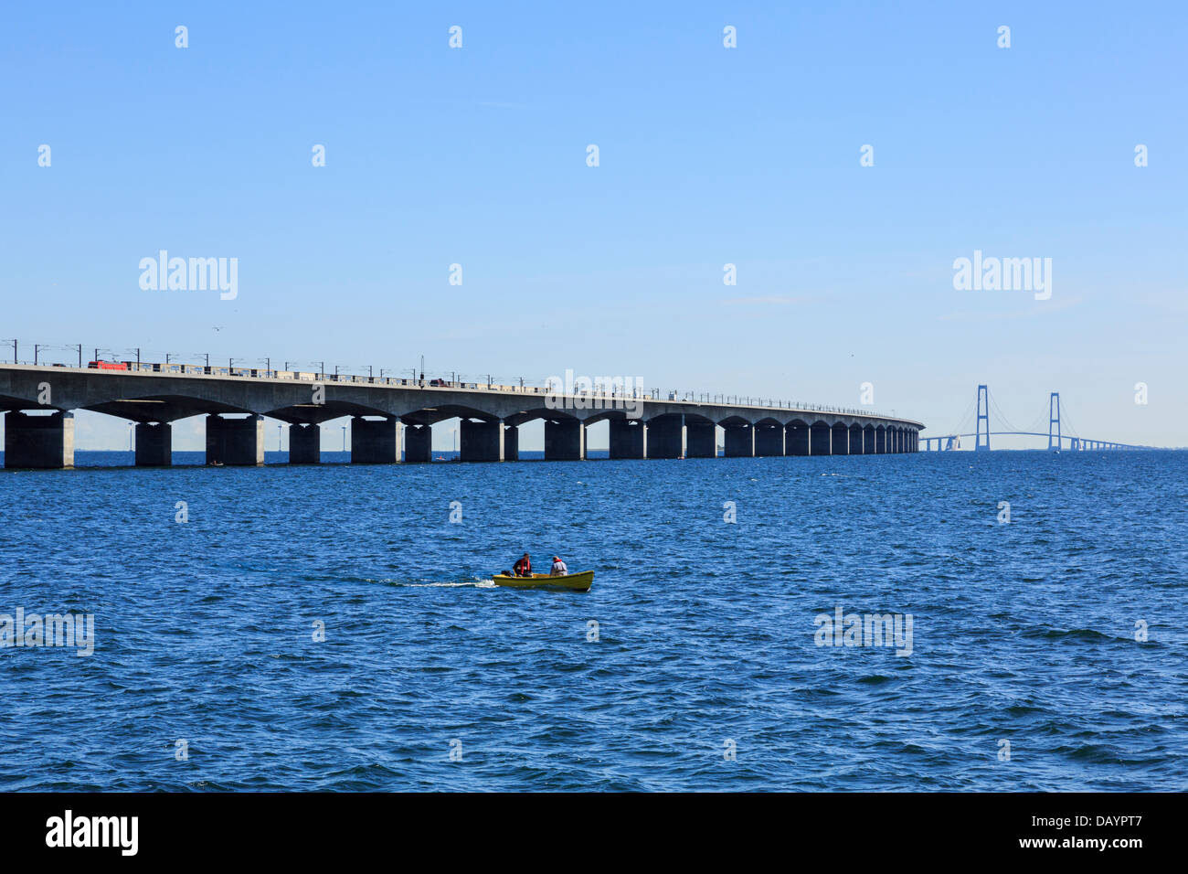 Il treno attraversa 18 km lungo la grande nastro portante a ponte E20 strada a mare tra Nyborg, Funen e Halskov su Zelanda Danimarca Foto Stock