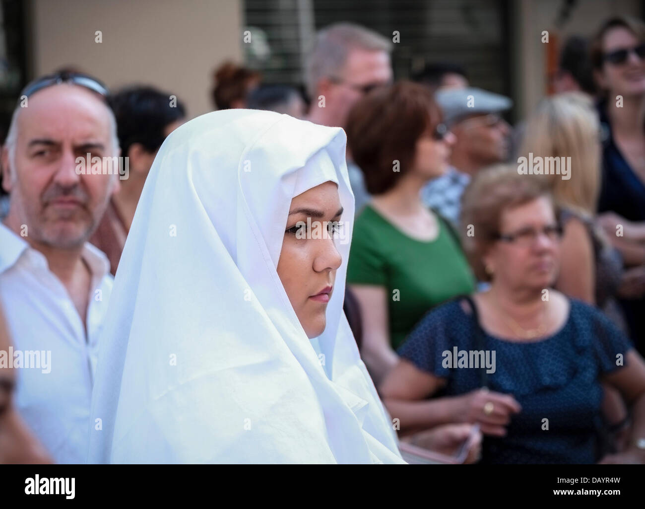 Londra, Regno Unito. Il 21 luglio 2013. Una ragazza vestita come nun camminando in processione in onore di Nostra Signora del Monte Carmelo in quanto rende il modo lungo Clerkenwell Rd a Londra. Fotografo: Gordon Scammell/Alamy Live News Foto Stock