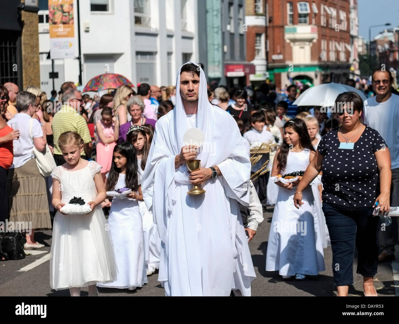La Processione in onore di nostra Signora del Monte Carmelo percorre Clerkenwell Rd a Londra. Foto Stock