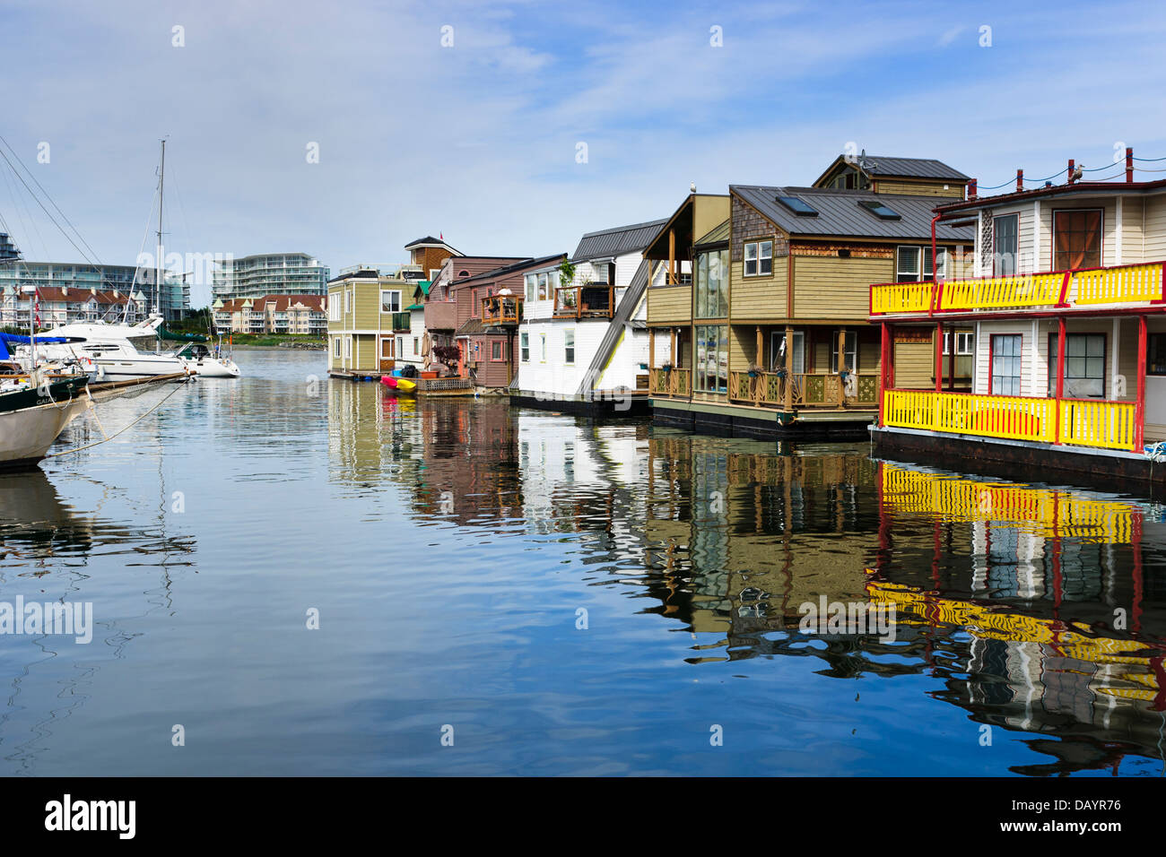 Fisherman's Wharf è una comunità di case galleggianti colorata situata a soli dieci minuti a piedi dal porto interno di Victoria, British Columbia Foto Stock