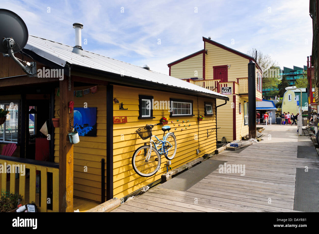 Fisherman's Wharf è una comunità di case galleggianti colorata situata a soli dieci minuti a piedi dal porto interno di Victoria, British Columbia Foto Stock