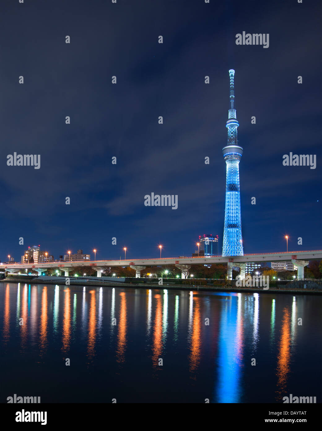 Tokyo, Giappone presso il fiume Sumida con il Skytree nella distanza. Foto Stock