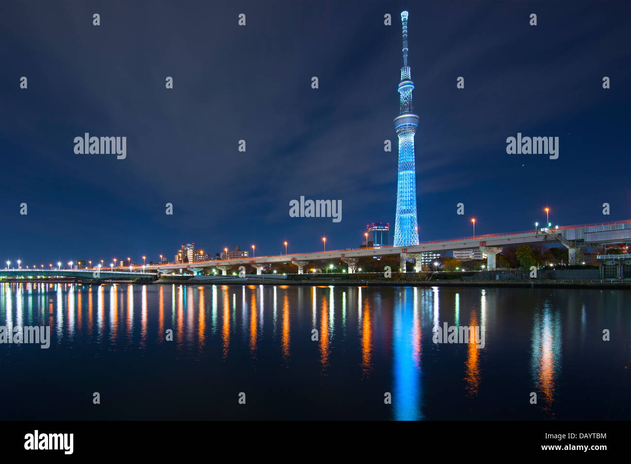 Tokyo, Giappone presso il fiume Sumida con il Skytree nella distanza. Foto Stock