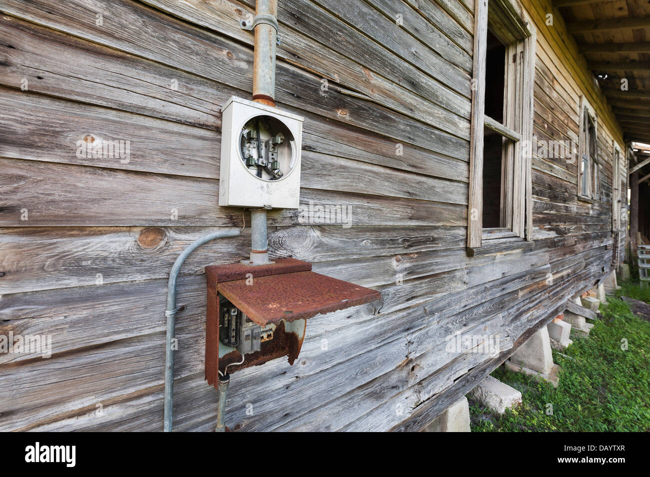 Una vecchia casa colonica in Wildwood Florida USA con il misuratore di alimentazione scollegato Foto Stock
