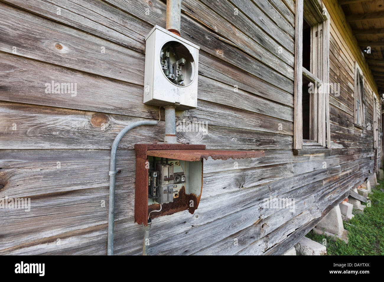 Una vecchia casa colonica in Wildwood Florida USA con il misuratore di alimentazione scollegato Foto Stock