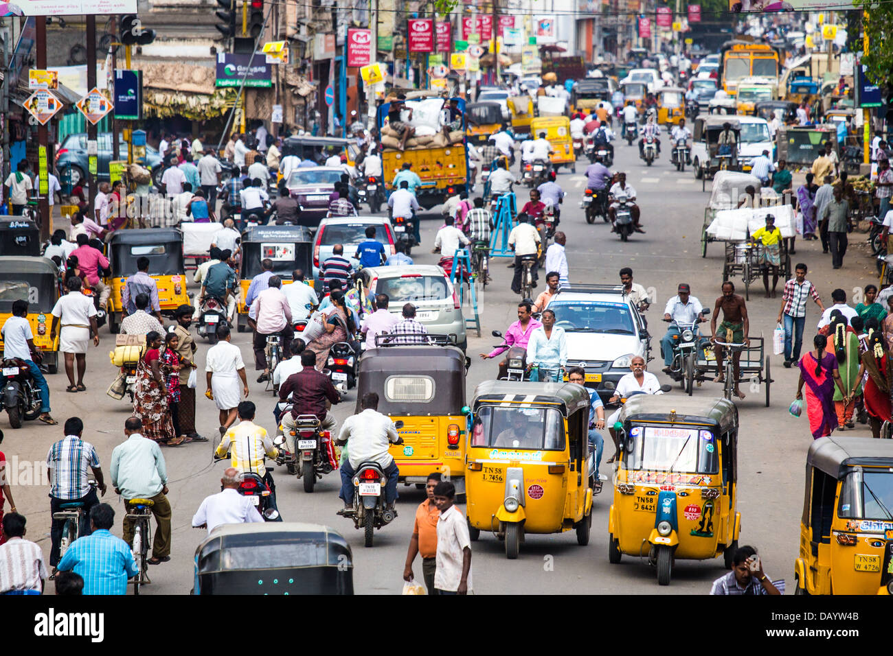 Strada trafficata a Madurai, India Foto Stock