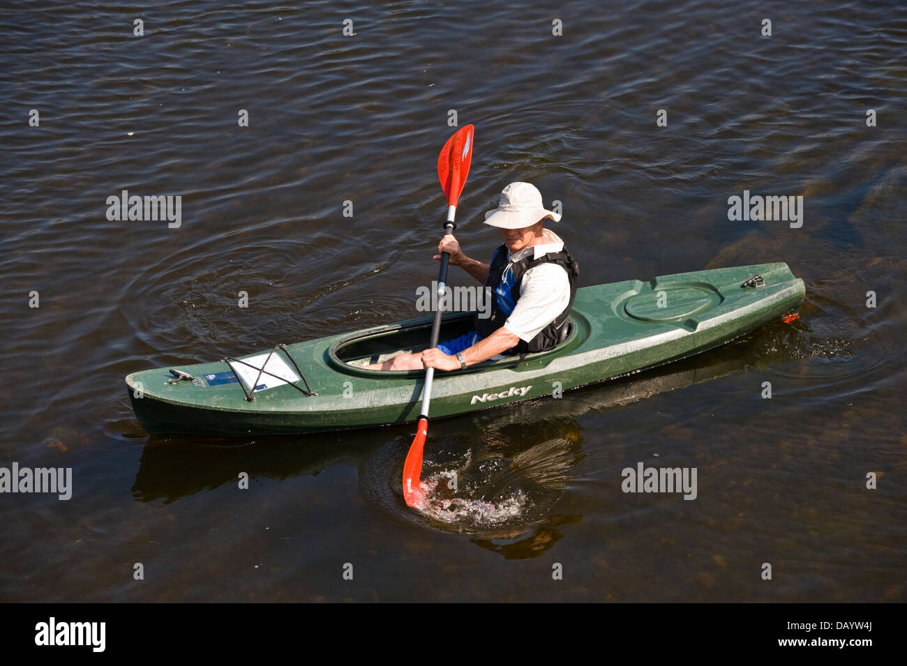 Canoeist in kayak tipo canoa kayak sul fiume Wye a Glasbury Powys Wales UK Foto Stock