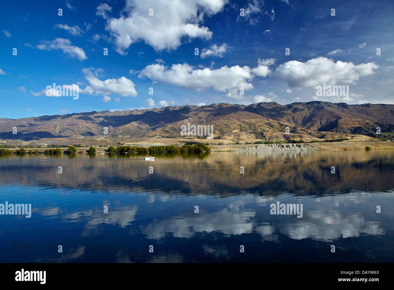 Il lago di Dunstan, Pisa di gamma e di persone in barca da pesca di Central Otago, Isola del Sud, Nuova Zelanda Foto Stock