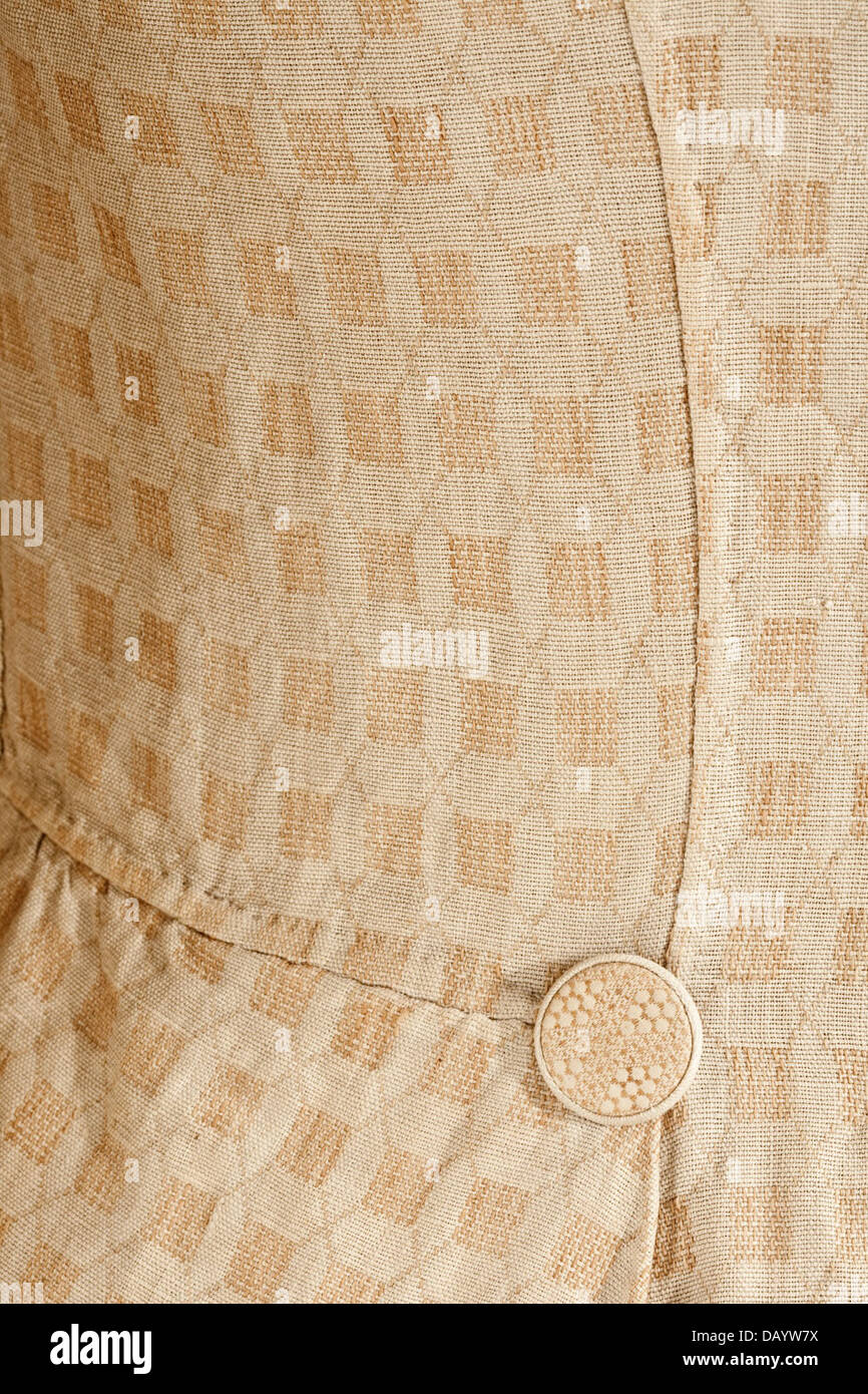 Questo camice del XIX secolo è realizzato in tessuto di alta qualità ed è caratterizzato da complesse tecniche sartoriali. Il cappotto presenta dettagli decorativi come ricami e bottoni, che riflettono le tendenze della moda del suo tempo. Fa parte della collezione di costumi e tessuti LACMA, offrendo uno sguardo alla moda storica e all'artigianato del periodo. Foto Stock