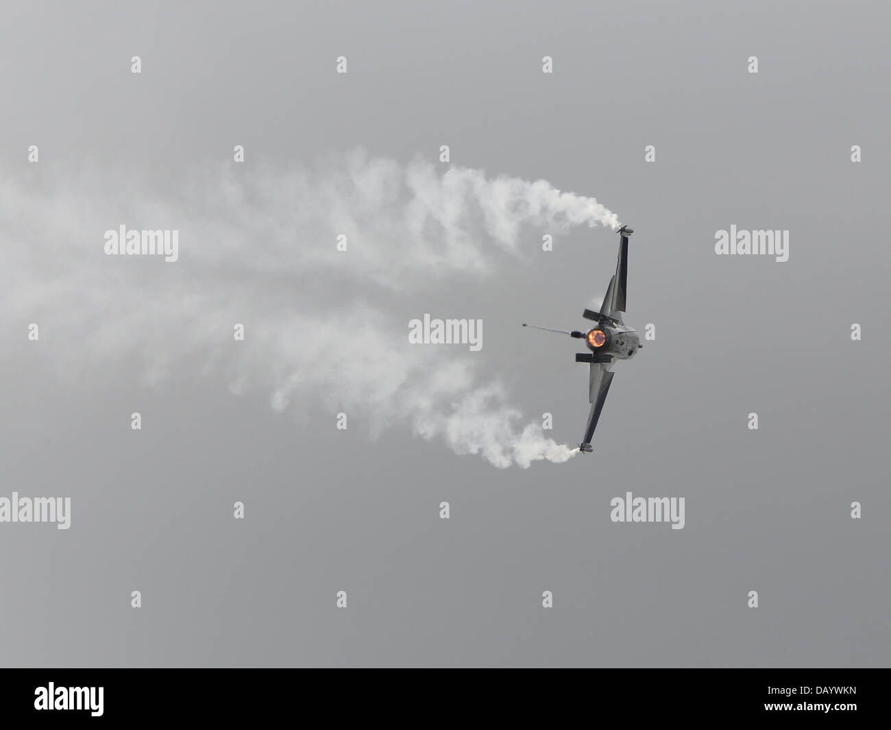 Fairford, UK. Il 20 luglio, 2013. Un F-16A Fighting Falcon belga della componente aria demonstaring a RIAT 2013. L'aeronautica belga è stato uno dei primi quattro clienti internazionali per la F-16 Fighting Falcon. Il Belgio ha ordinato un totale di 160 F-16s in due lotti. Attrito pesante e la ristrutturazione delle forze armate ridotto l'inventario operativo a 72 aeromobili. I restanti aeromobili sono stati immagazzinati o venduti (14 in Giordania per esempio). Sebbene l'intero inventario consiste di F-16A e F-16B modelli, tutti i 72 restanti aeromobili operativi sono stati aggiornati a MLU standard. Foto Stock