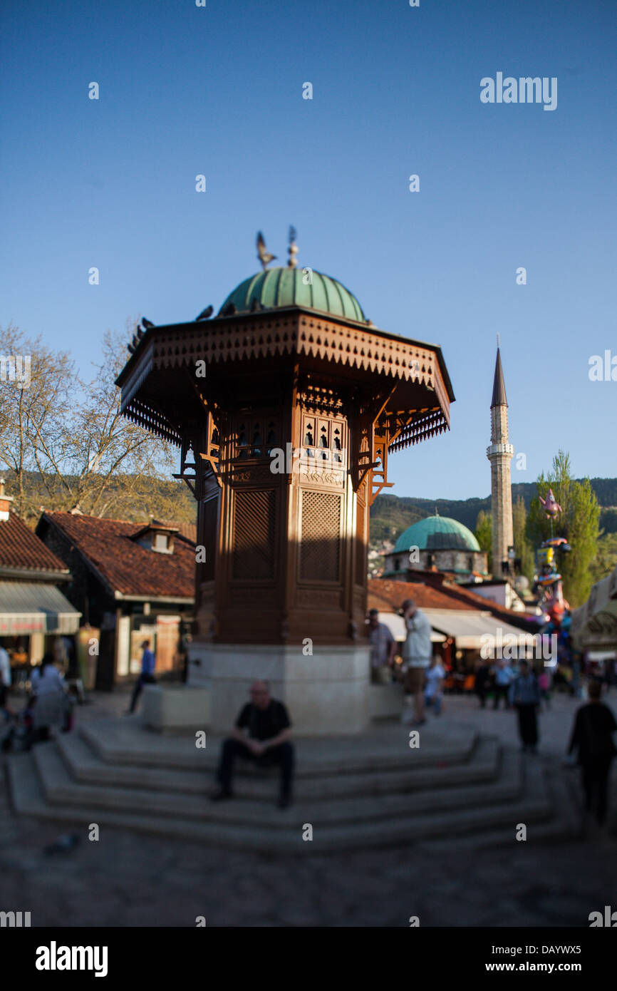 Sebilj (pseudo-stile moresco fontana di legno) la piazza in Bascarsija il quartiere turco nella capitale bosniaca città di Sarajevo. Foto Stock