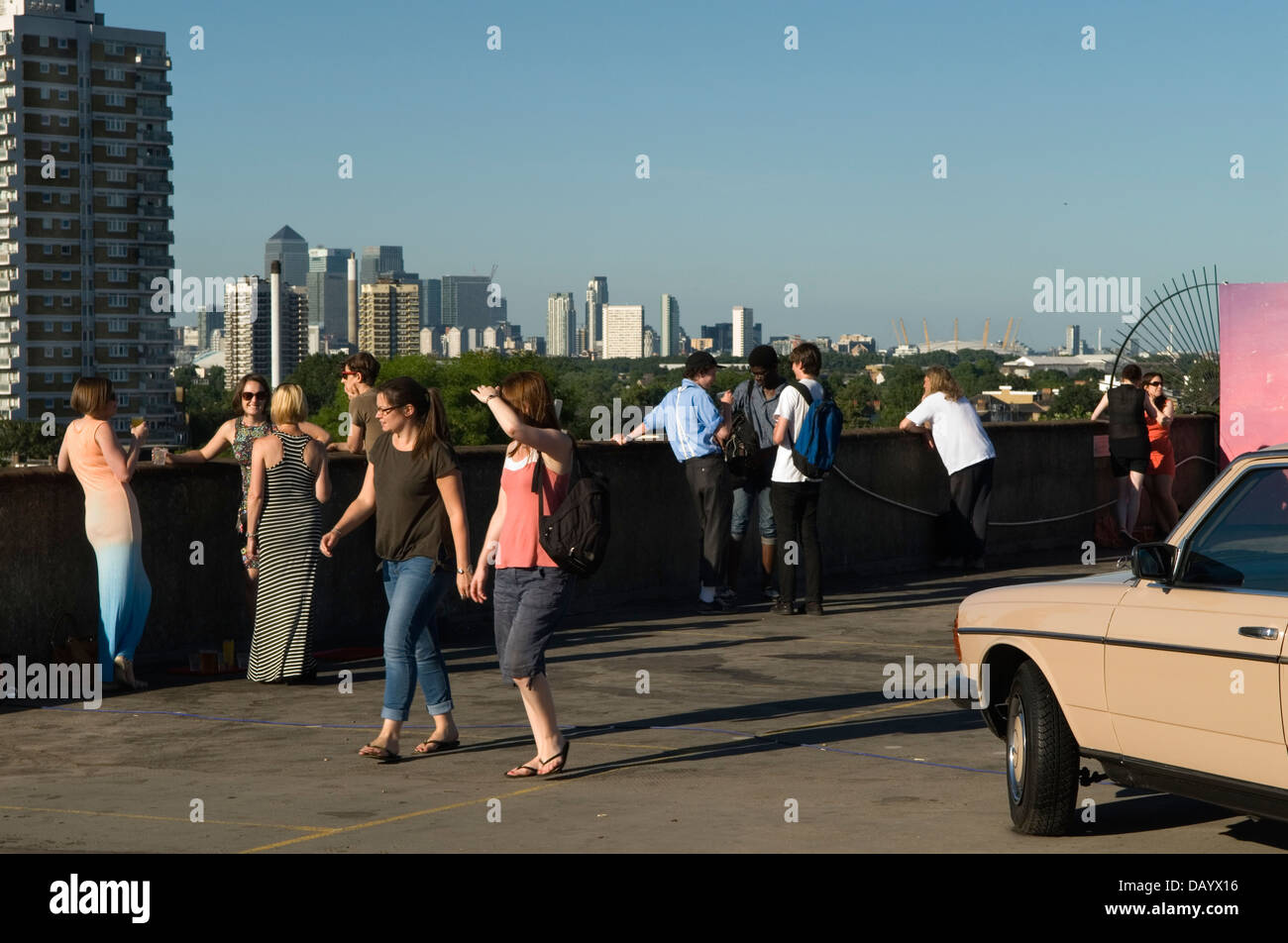 Peckham London Franks Campari Bar sul tetto all'aperto presso l'edificio Bussey, un'ex fabbrica vittoriana ora luogo artistico e musicale HOMER SYKES Foto Stock