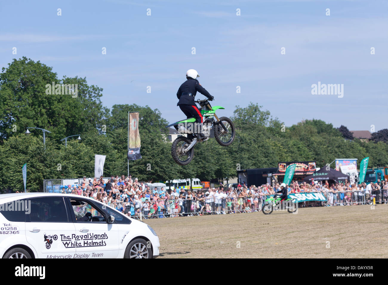 Glasgow, Scozia, 21 luglio, 2013. I membri della Royal segnali Display moto Team, noto come il bianco caschi, effettuando al Glasgow Visualizza 2013 su Glasgow Green. Il team ha iniziato nel 1927; i membri del team sono tutti di servire i soldati in segnali reali che hanno il compito di eseguire sui loro anni settanta 750cc Millennium trionfo TR7V Tiger motocicli in tutto il Regno Unito tra aprile e settembre. Foto Stock