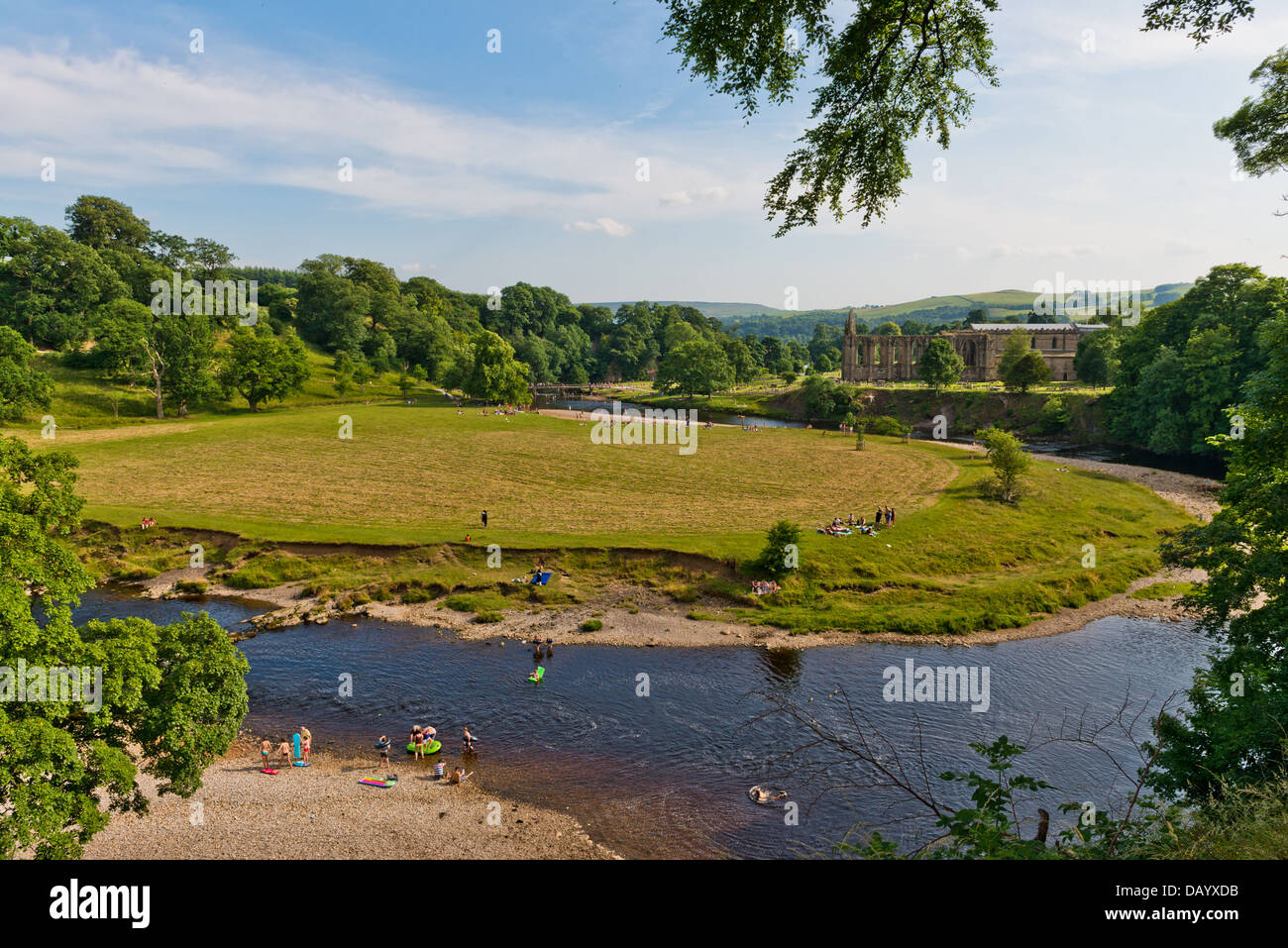 A metà giornata d'estate guardando oltre Bolton Abbey e il fiume wharfe, wharfedale, Yorkshire Inghilterra, Regno Unito, Europa. Foto Stock