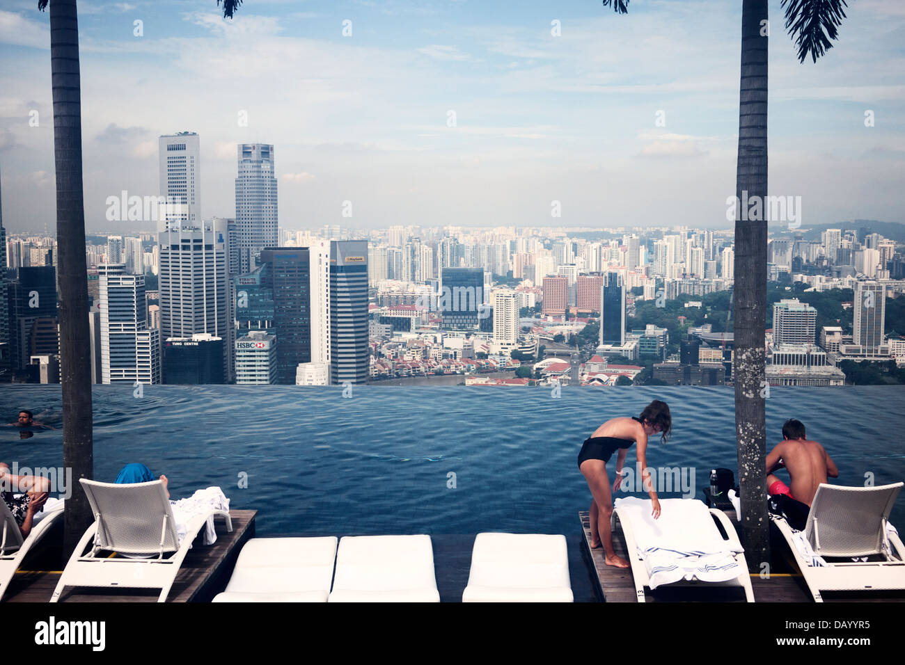 Gli ospiti godono di Singapore dello skyline della città dalla Marina Bay Sand's piscina infinity Foto Stock