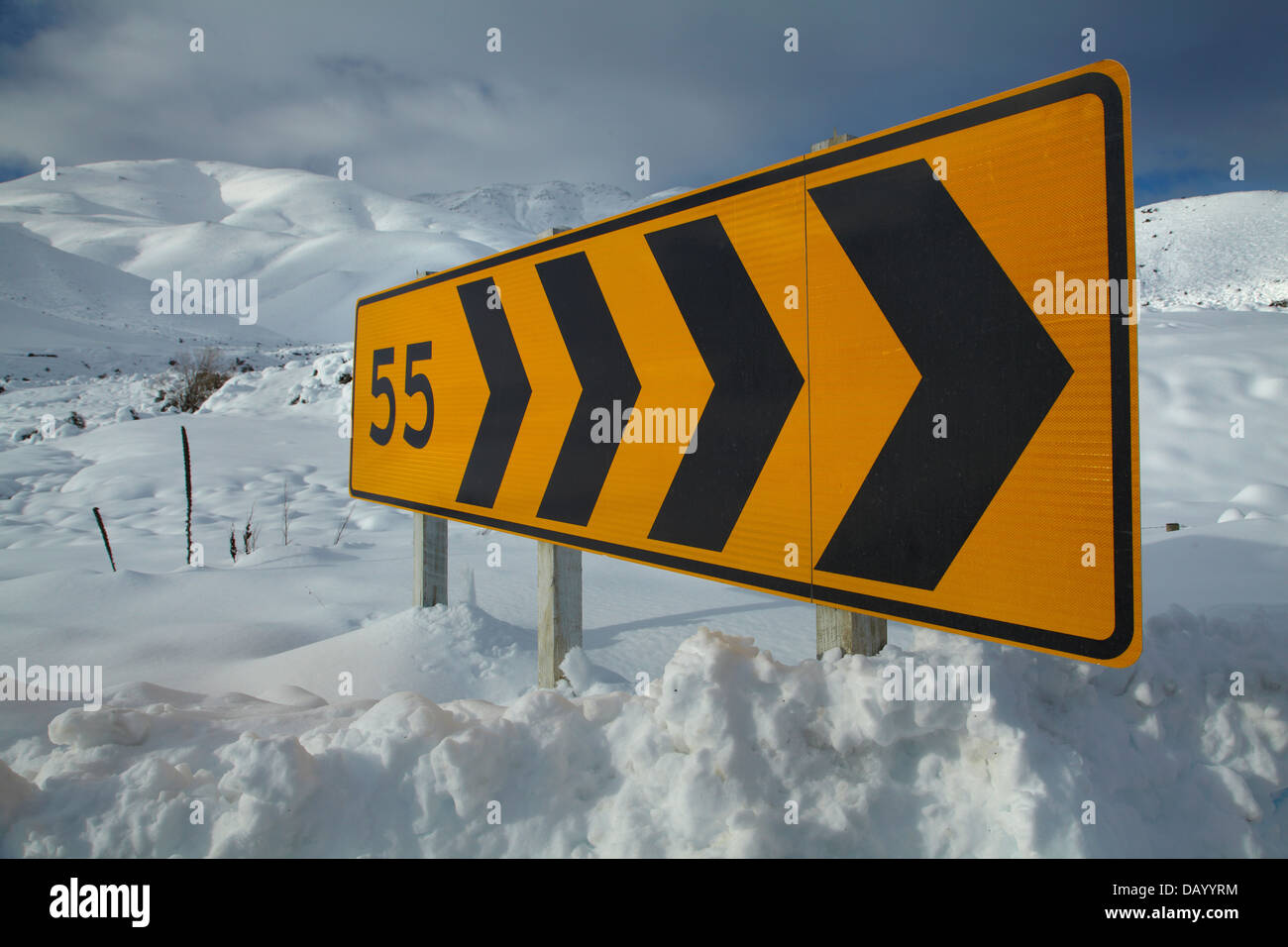 Angolo segno di avvertimento sul 'Pigroot' (autostrada statale 85) in inverno, Otago, Isola del Sud, Nuova Zelanda Foto Stock