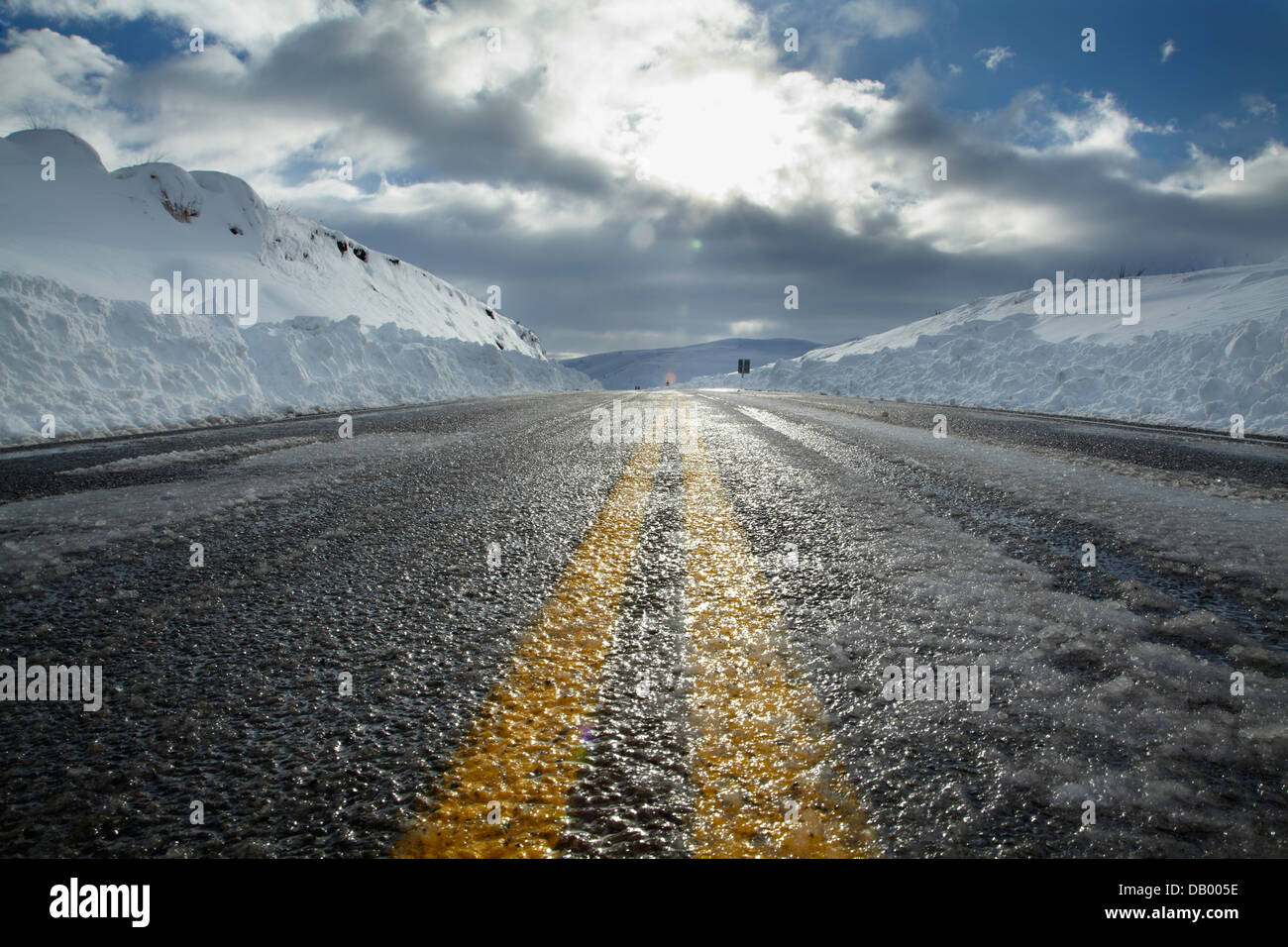 Sunstrike e strada ghiacciata su 'Pigroot' (autostrada statale 85) in inverno, Otago, Isola del Sud, Nuova Zelanda Foto Stock