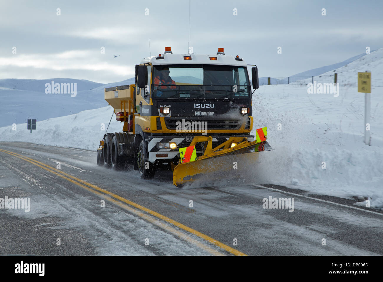 Spazzaneve sulla "Pigroot' (autostrada statale 85) in inverno, Otago, Isola del Sud, Nuova Zelanda Foto Stock