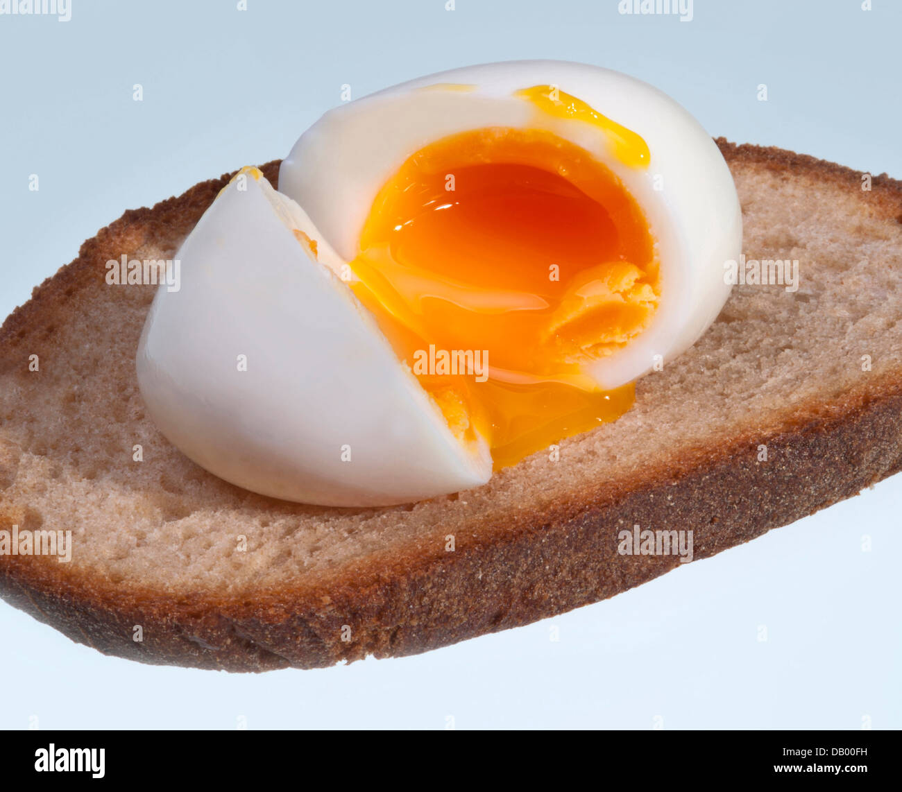 Uova sode - pane con uovo come sandwich Foto Stock