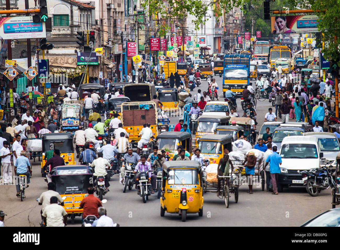 Strada trafficata a Madurai, India Foto Stock