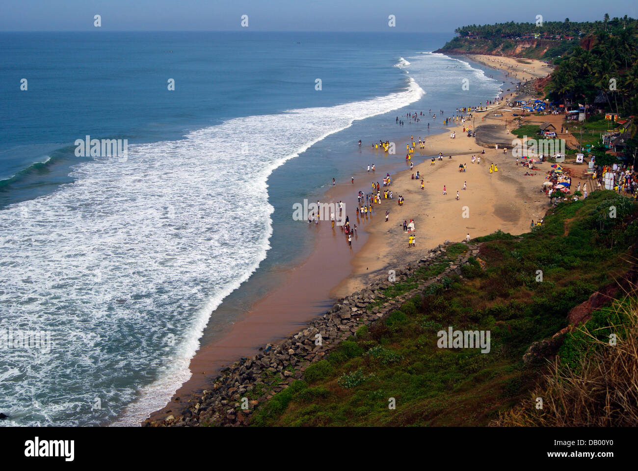 Varkala Beach turisti e Mare Arabico Vista aerea Kerala India Foto Stock