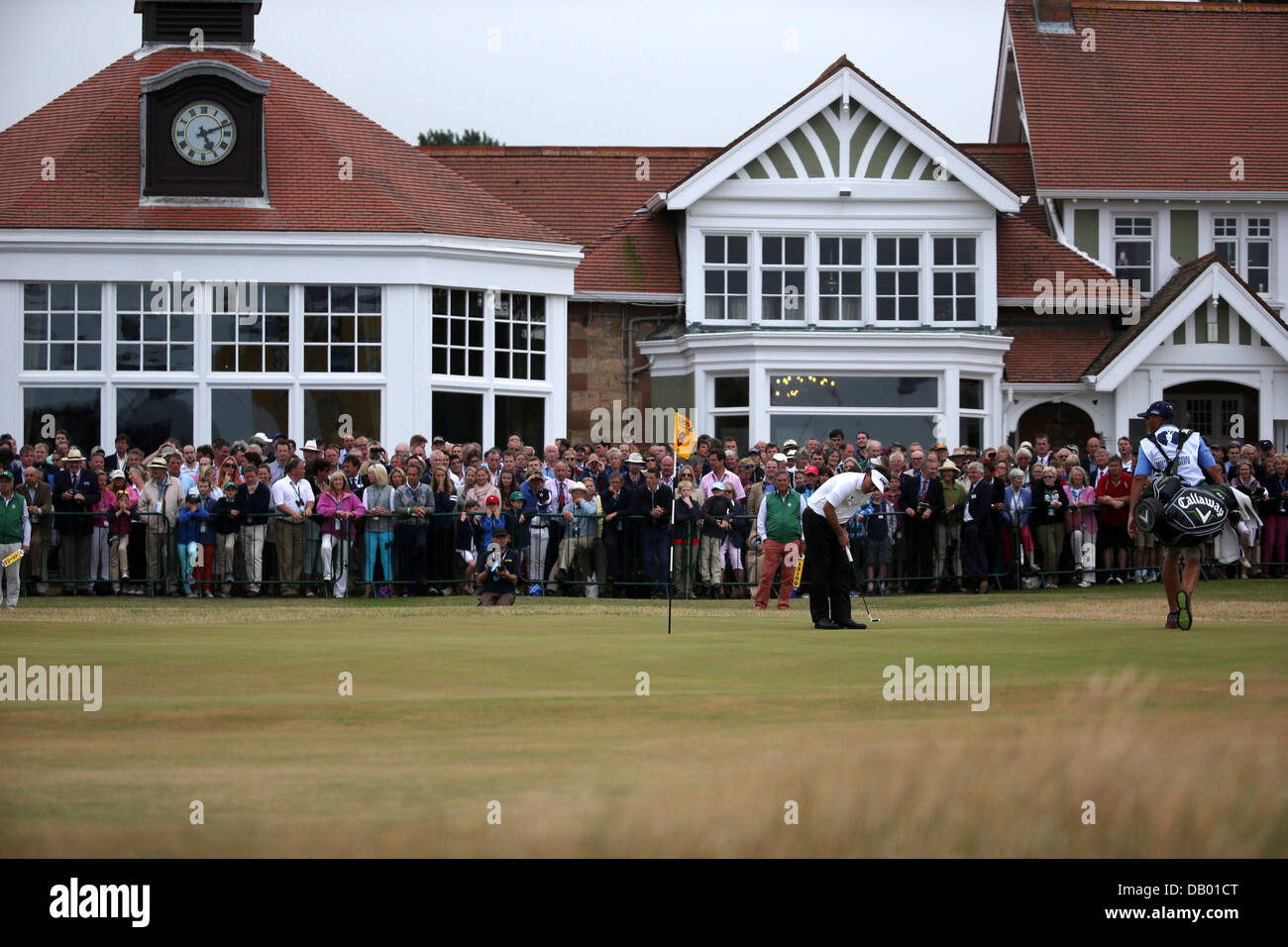 Gullane, East Lothian, Scozia. Xxi , 2013. Phil Mickelson (USA) Golf : Phil Mickelson degli Stati Uniti colpisce il suo birdie putt sul diciottesimo foro durante il round finale della 142th British Open Championship a Muirfield in Gullane, East Lothian, Scozia . Credito: Koji Aoki AFLO/sport/Alamy Live News Foto Stock