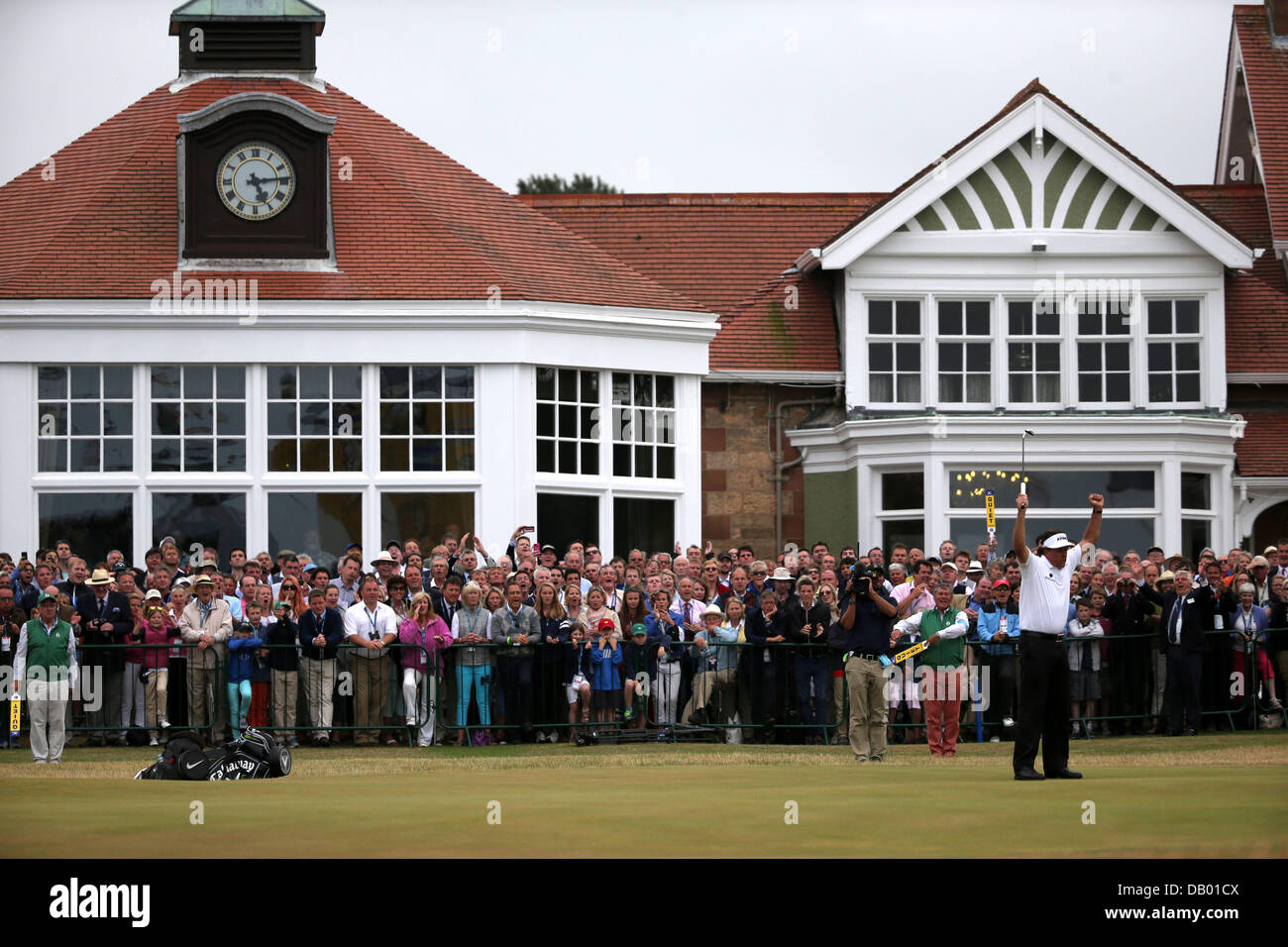 Gullane, East Lothian, Scozia. Xxi , 2013. Phil Mickelson (USA) Golf : Phil Mickelson degli Stati Uniti celebra dopo la sua birdie putt sul diciottesimo foro durante il round finale della 142th British Open Championship a Muirfield in Gullane, East Lothian, Scozia . Credito: Koji Aoki AFLO/sport/Alamy Live News Foto Stock
