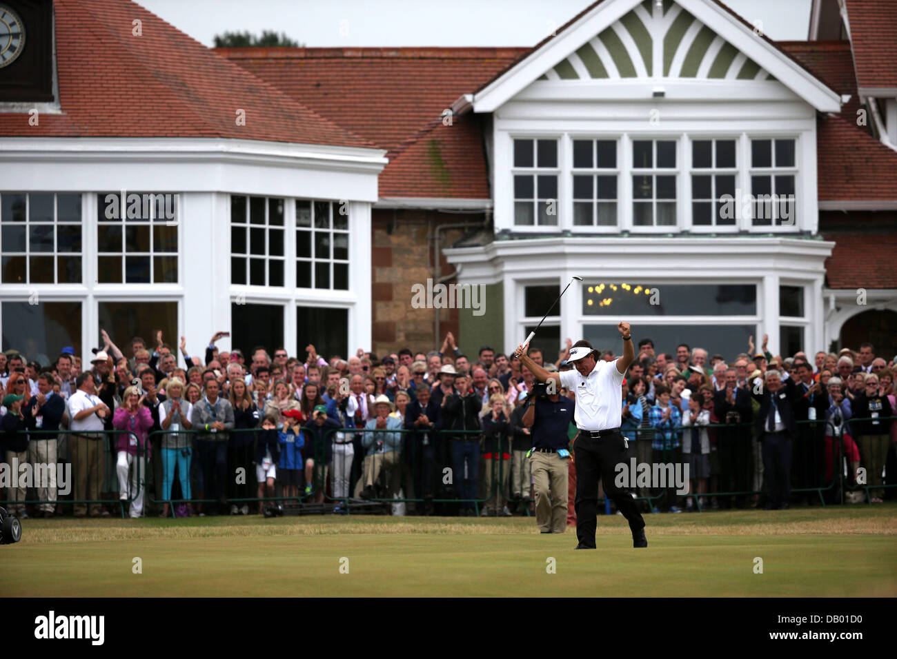 Gullane, East Lothian, Scozia. Xxi , 2013. Phil Mickelson (USA) Golf : Phil Mickelson degli Stati Uniti celebra dopo la sua birdie putt sul diciottesimo foro durante il round finale della 142th British Open Championship a Muirfield in Gullane, East Lothian, Scozia . Credito: Koji Aoki AFLO/sport/Alamy Live News Foto Stock